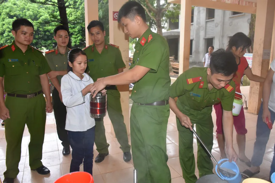 “Nồi cháo yêu thương” ấm áp tình quân dân ảnh 5