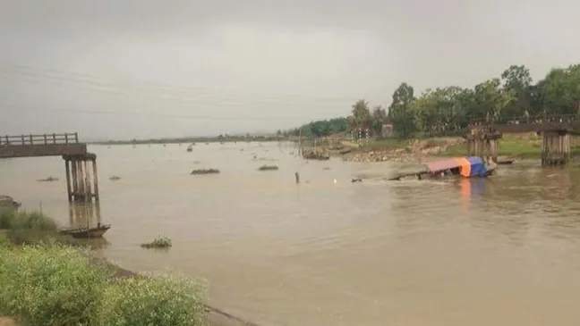 Tàu chở cát đâm sập cầu qua sông Yên ảnh 1