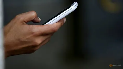 Cấm dùng thiết bị thông minh khi đi bộ ảnh 1