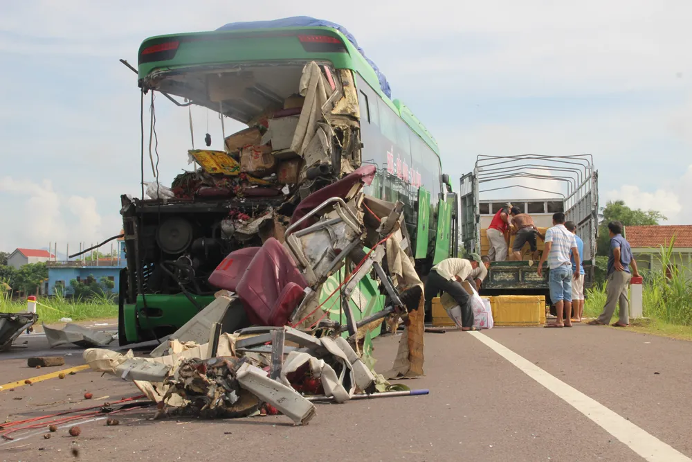 Tai nạn giao thông kinh hoàng ở Bình Định: Ít nhất 11 người thương vong ảnh 2