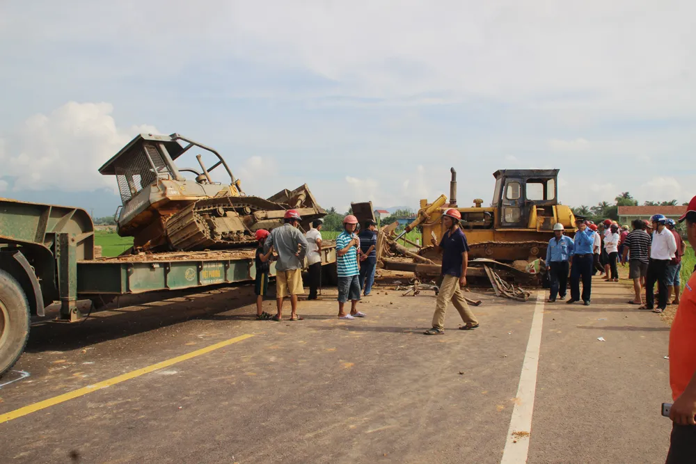 Tai nạn giao thông kinh hoàng ở Bình Định: Ít nhất 11 người thương vong ảnh 4