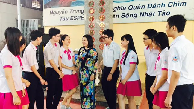 Đồng phục học đường nên hợp lý ảnh 1