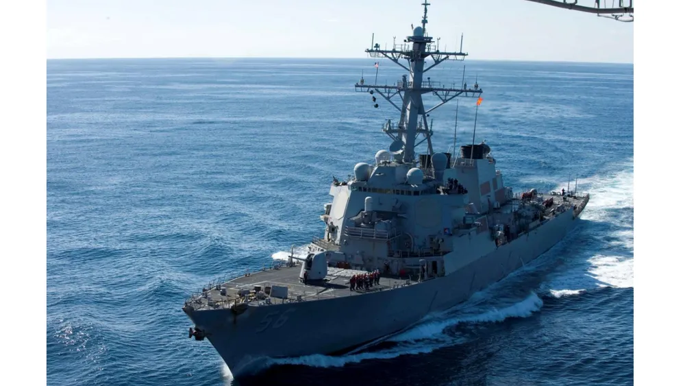 Tàu khu trục Mỹ va chạm với tàu thương mại ở phía Đông Singapore ảnh 1