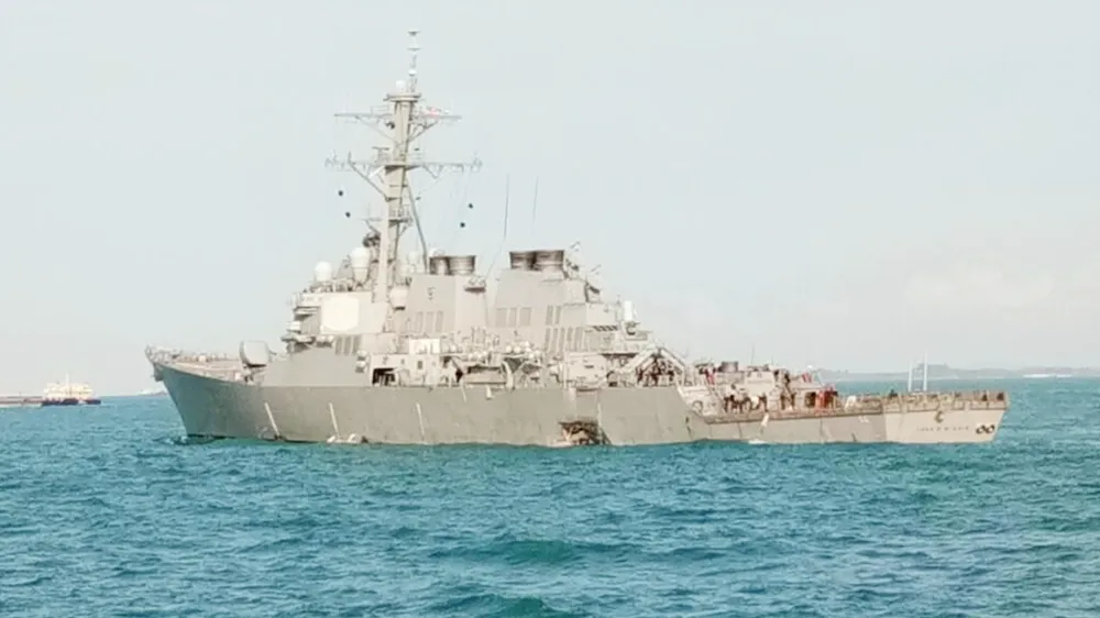 10 thủy thủ mất tích khi tàu khu trục Mỹ va chạm với tàu chở dầu gần Singapore ảnh 1