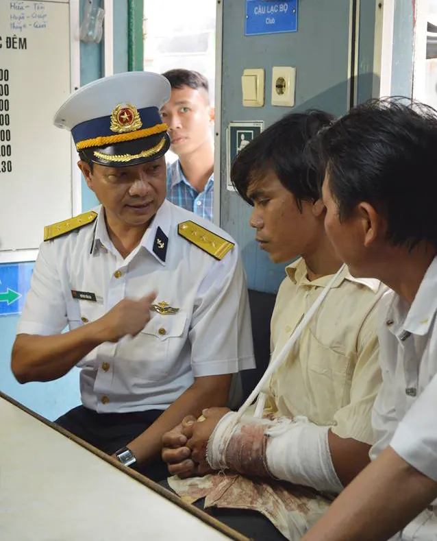 Điều tàu Hải quân đưa ngư dân bị nạn trên biển vào bờ ảnh 1