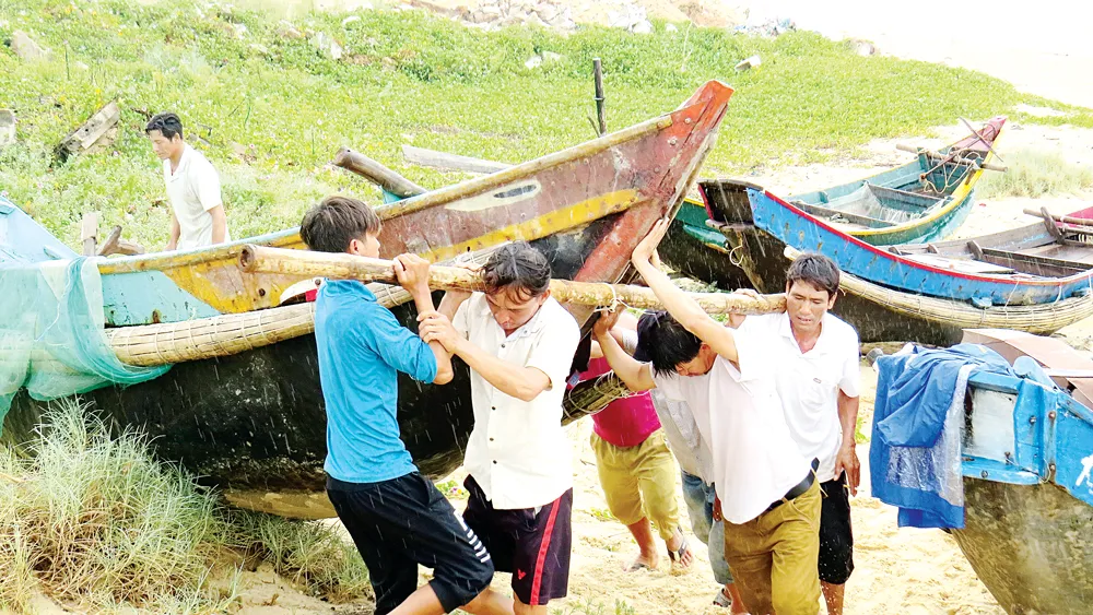 Trưa chiều nay 15-9, bão số 10 đổ bộ vào Nghệ An-Quảng Trị, gió giật cấp 15  ảnh 2