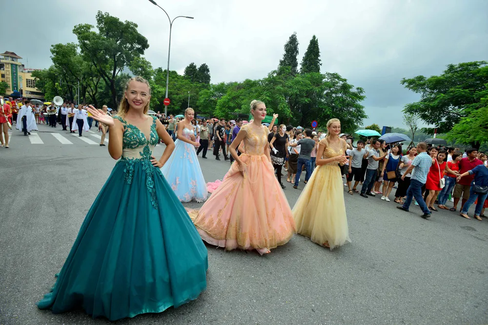 Lần đầu tiên đoàn vũ công Carnival khuấy động phố đi bộ Hà Nội ảnh 3