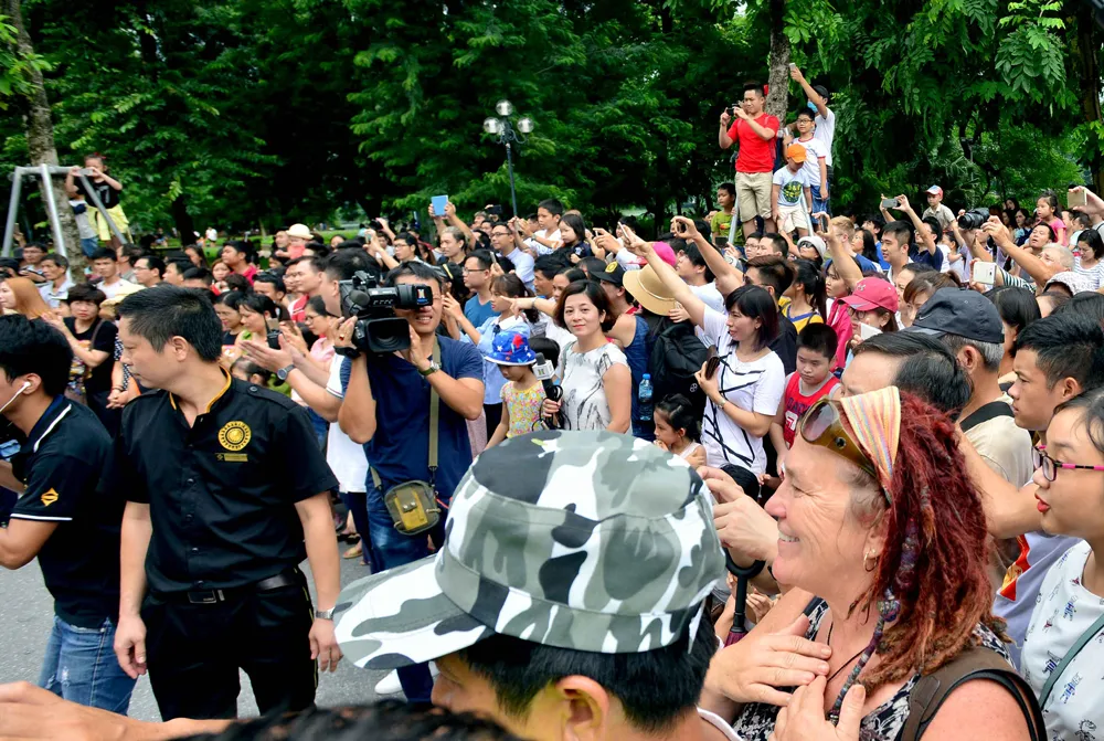 Lần đầu tiên đoàn vũ công Carnival khuấy động phố đi bộ Hà Nội ảnh 8