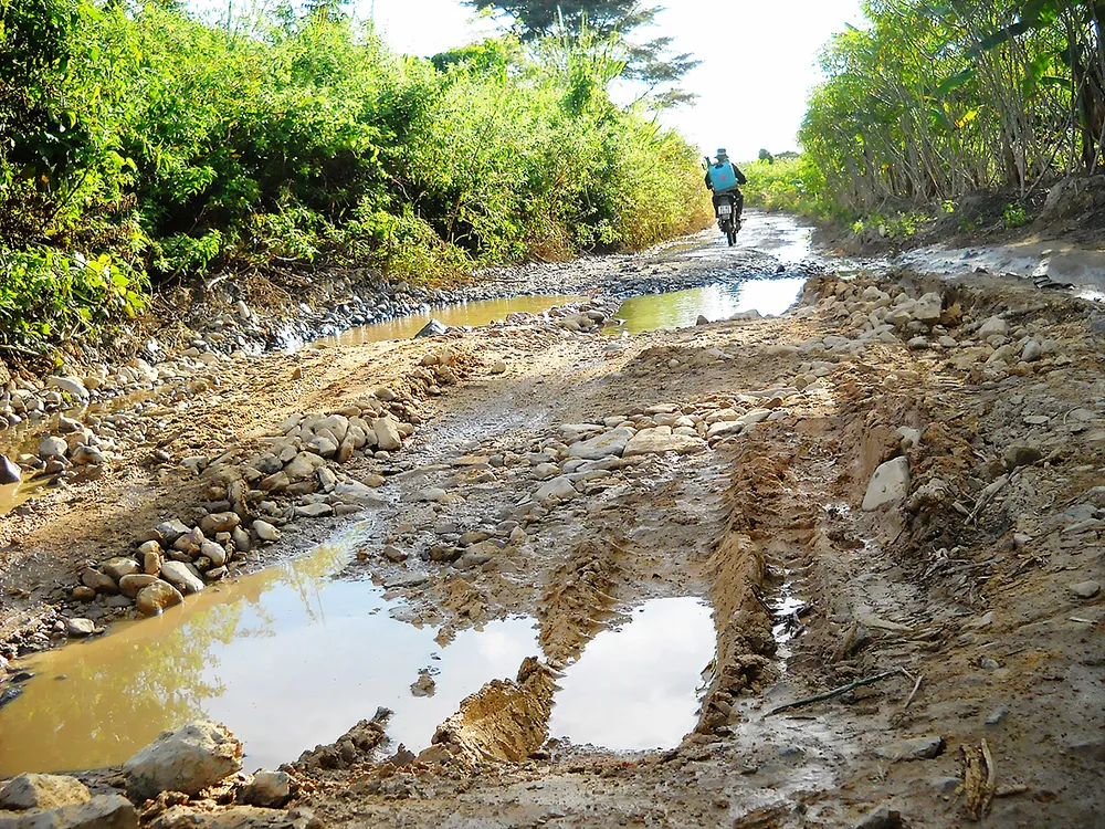 Dân khốn khổ vì đường hư hỏng ảnh 1