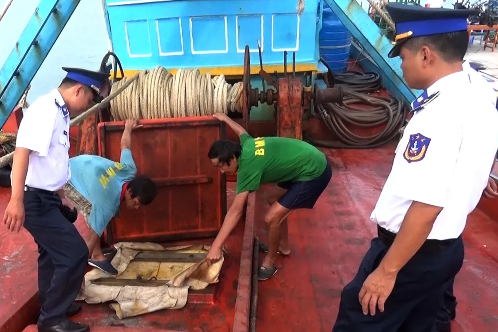 Bắt tàu vận chuyển 50.000 lít dầu DO trái phép ảnh 1