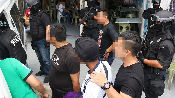 Malaysia bắt 8 nghi phạm khủng bố, gồm giảng viên đại học người Albania ảnh 1