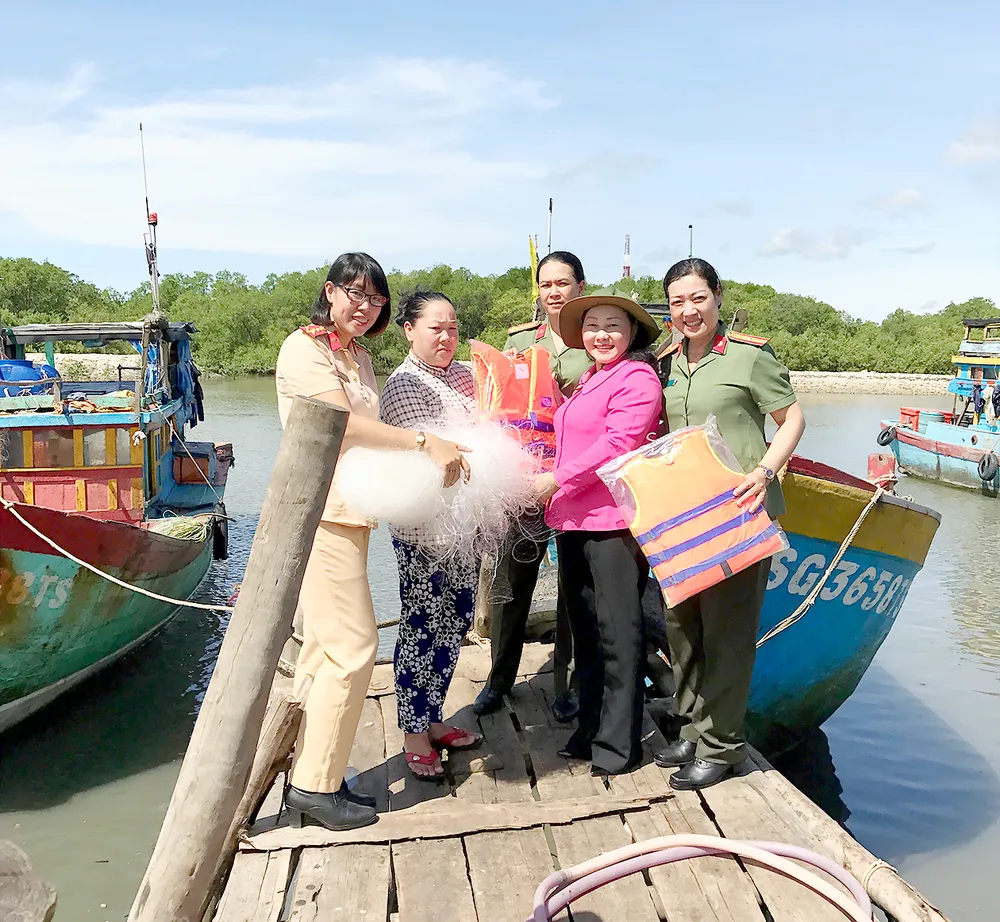 Chia sẻ khó khăn với ngư dân Cần Giờ ảnh 1