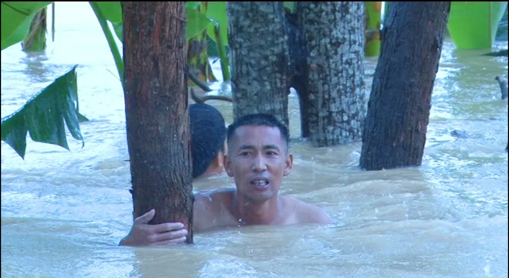 Xót xa khi lũ “nuốt” người và của ảnh 1