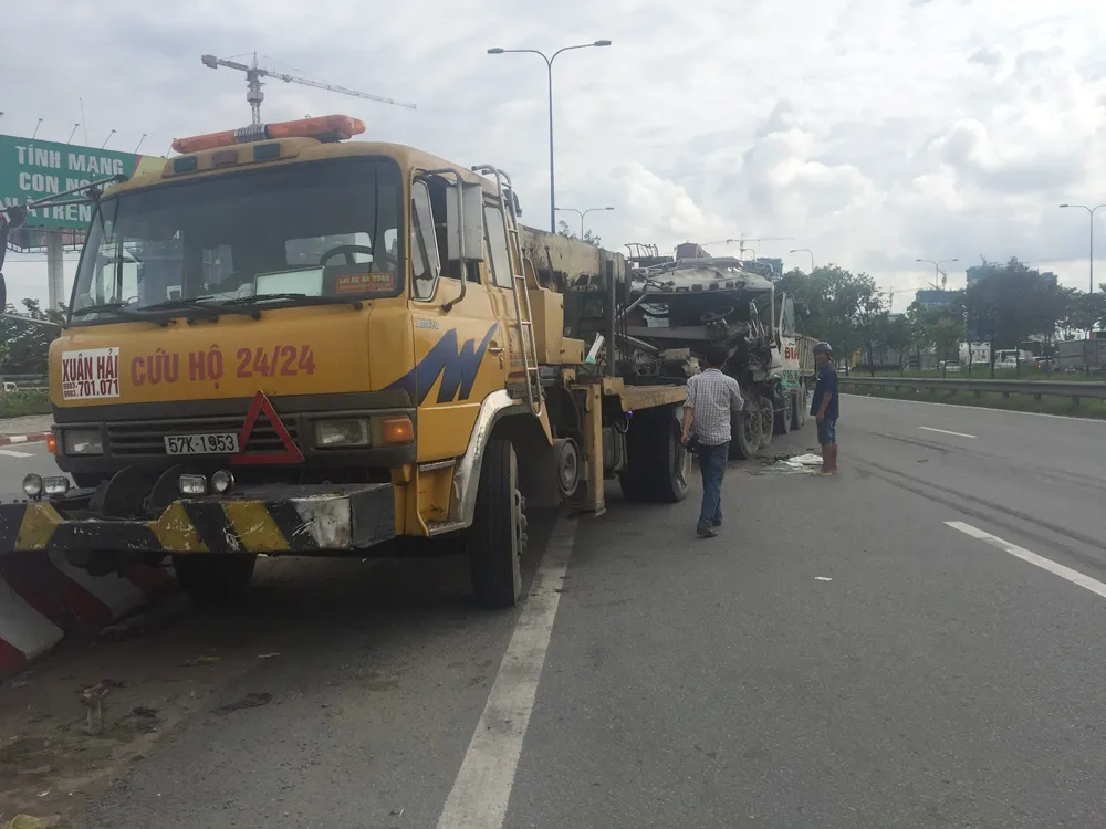 Va chạm liên hoàn, người dân dùng xà beng cứu tài xế mắc kẹt trong cabin ảnh 2