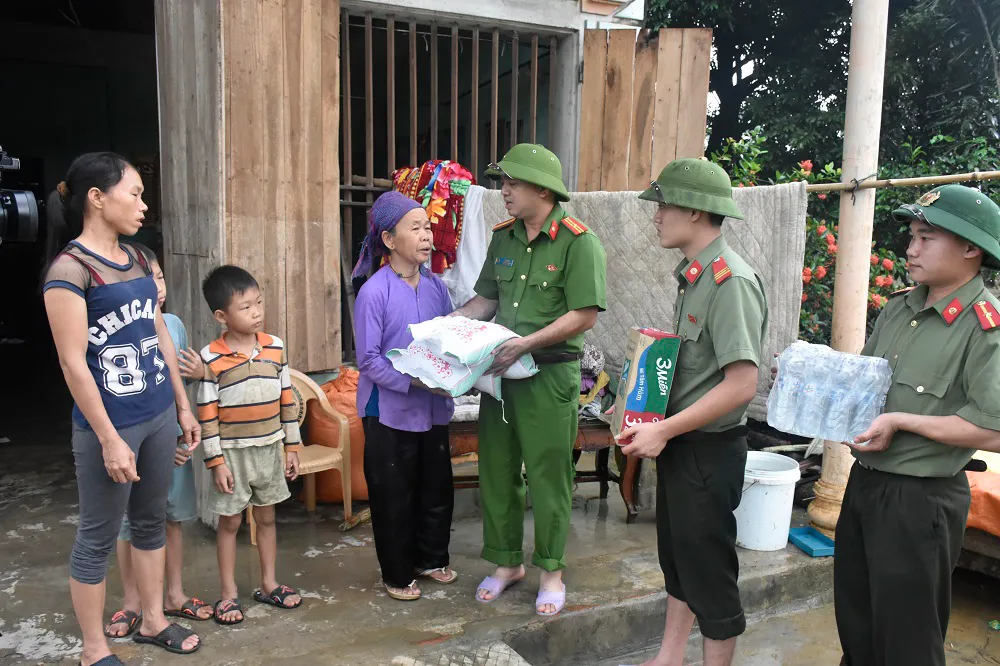 Xót xa khi lũ “nuốt” người và của ảnh 6