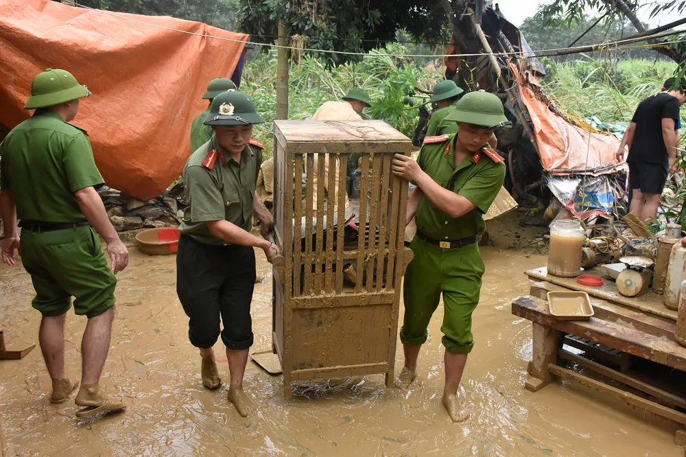 Xót xa khi lũ “nuốt” người và của ảnh 7