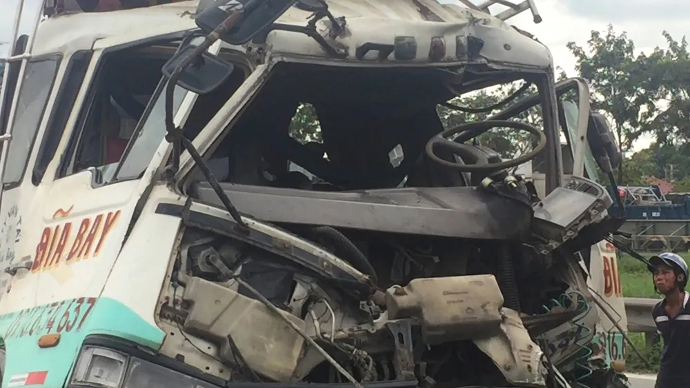 Va chạm liên hoàn, người dân dùng xà beng cứu tài xế mắc kẹt trong cabin ảnh 1