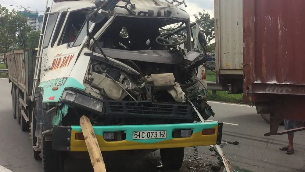 Va chạm liên hoàn, người dân dùng xà beng cứu tài xế mắc kẹt trong cabin