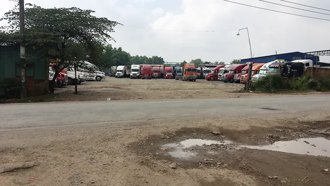 Nhức nhối bãi xe container trong khu dân cư ảnh 1