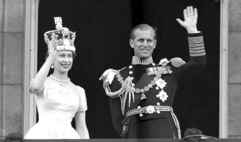 Nữ hoàng Elizabeth II và Hoàng thân Philip kỷ niệm đám cưới bạch kim ảnh 3