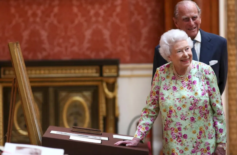 Nữ hoàng Elizabeth II và Hoàng thân Philip kỷ niệm đám cưới bạch kim ảnh 1