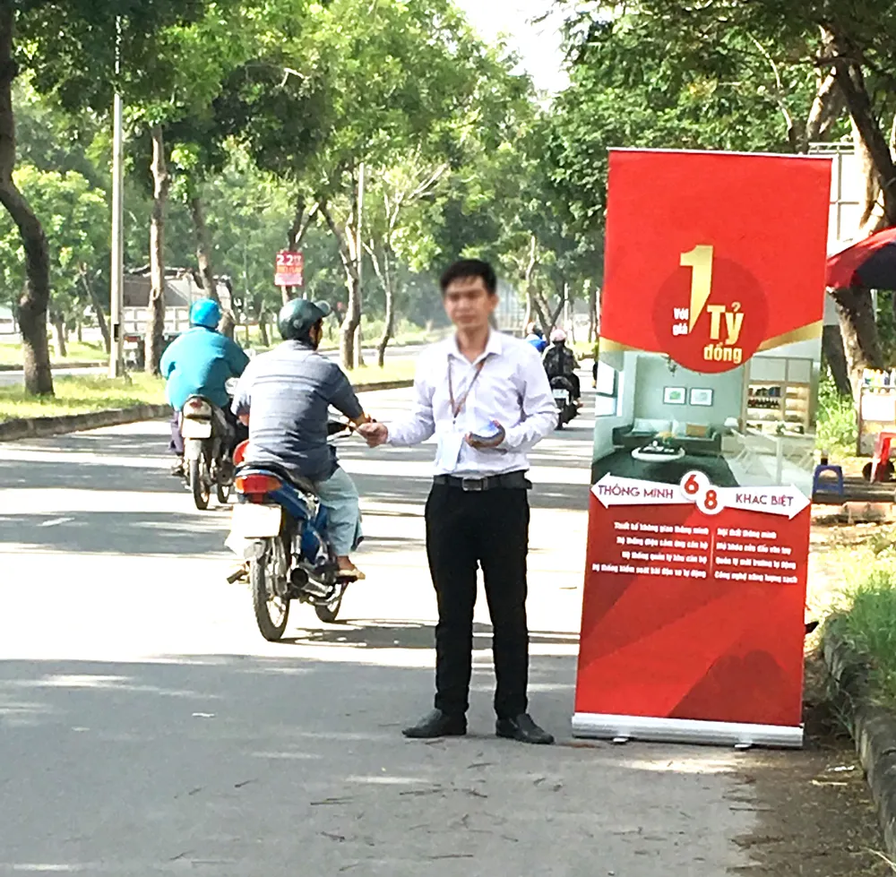 Môi giới địa ốc xuống đường ảnh 1
