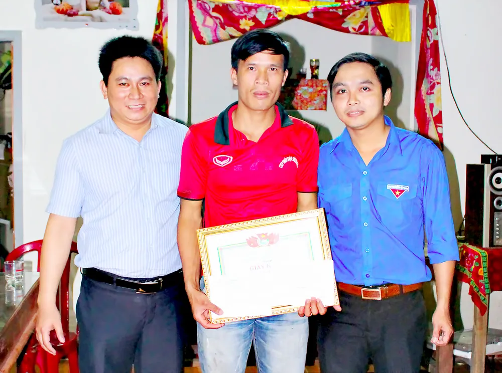 Dũng cảm cứu người đuối nước ảnh 1