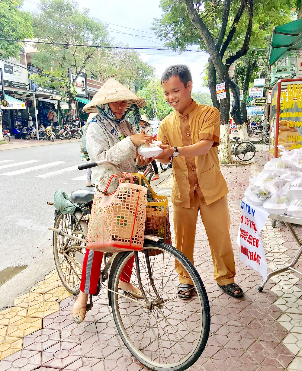Tấm lòng sẻ chia với người nghèo ảnh 1