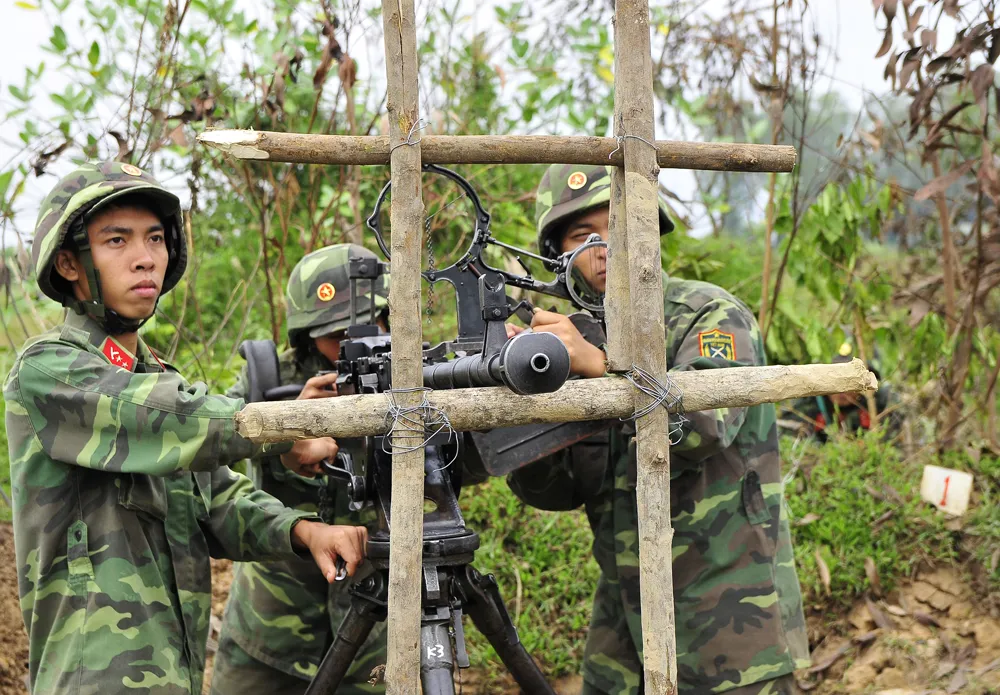 Trên vai áo lính ảnh 3