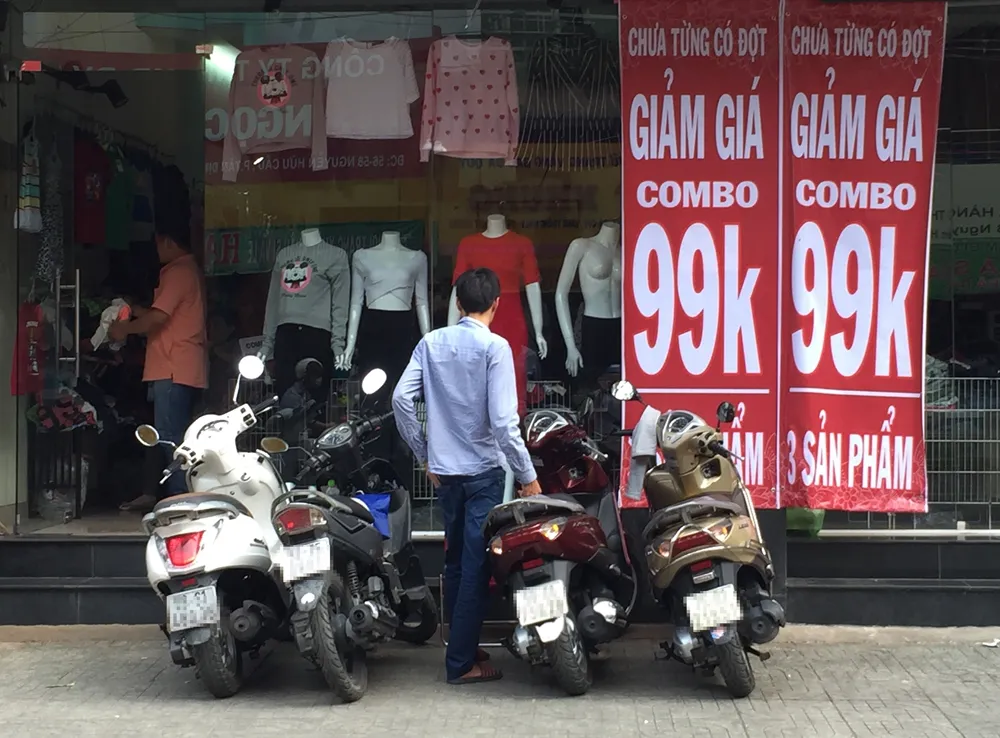 “Hàng may xuất khẩu” bán giá bèo ảnh 1