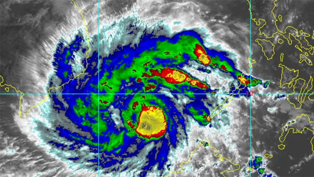 Bão số 16 giật cấp 15 đang quét qua Trường Sa, sóng biển cao 10m ​ ảnh 1