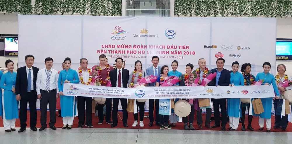Nhiều đoàn khách quốc tế “xông đất” du lịch Việt Nam ngày đầu năm 2018 ảnh 4