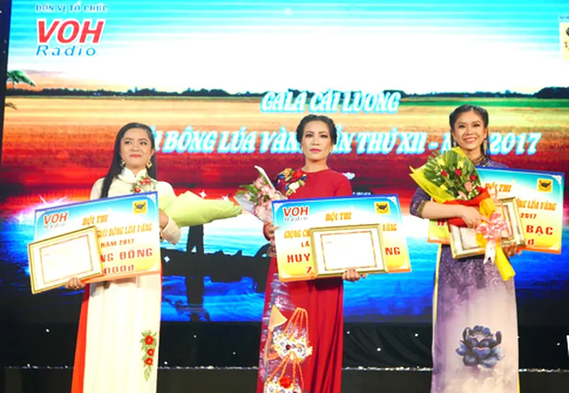 Gala trao giải Giọng ca cải lương Bông lúa vàng 2017: Chìm đắm trong lời ca, tiếng nhạc... ảnh 3