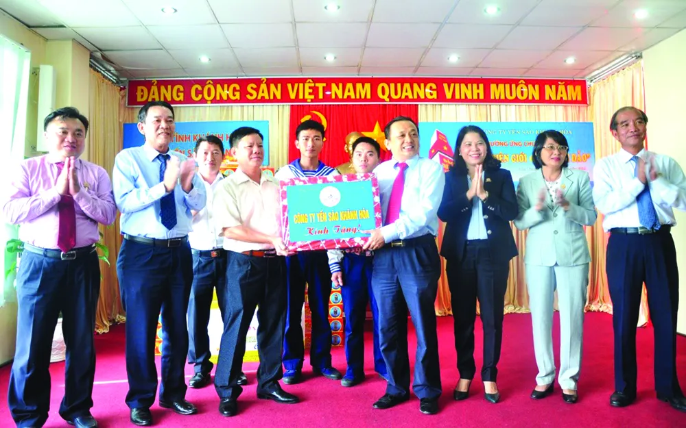Công ty Yến sào Khánh Hòa trao tặng quà “Xuân biên giới - Tết hải đảo” đến Trường Sa ảnh 1