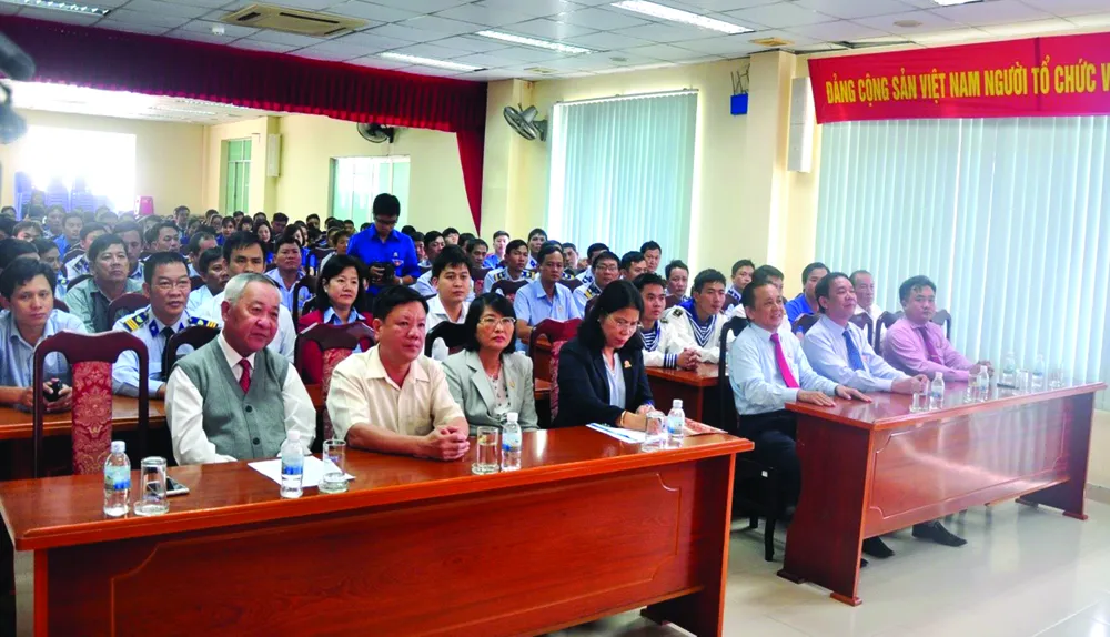 Công ty Yến sào Khánh Hòa trao tặng quà “Xuân biên giới - Tết hải đảo” đến Trường Sa ảnh 3