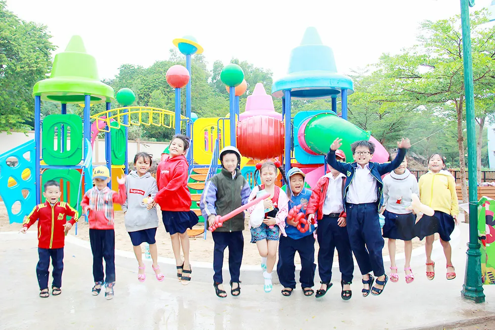 Bàn giao sân chơi học sinh tiểu học