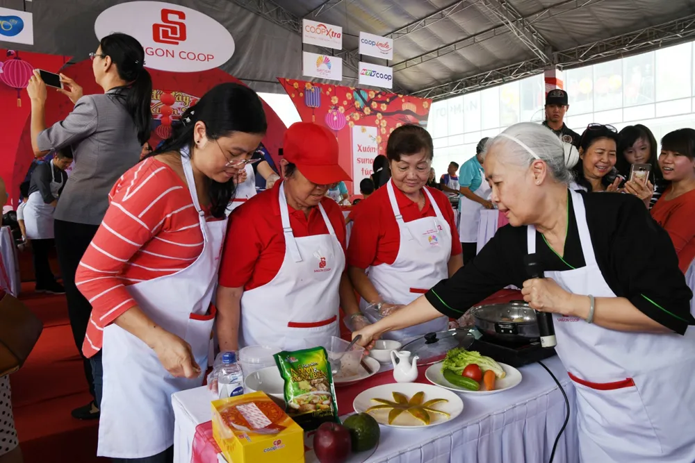 Hàng ngàn gia đình cùng kéo đến siêu thị Co.opmart để nấu ăn ảnh 1