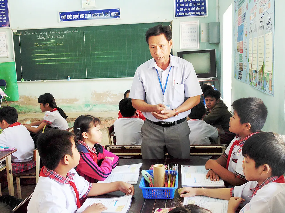 Nét son nơi bảng đen, phấn trắng ảnh 1