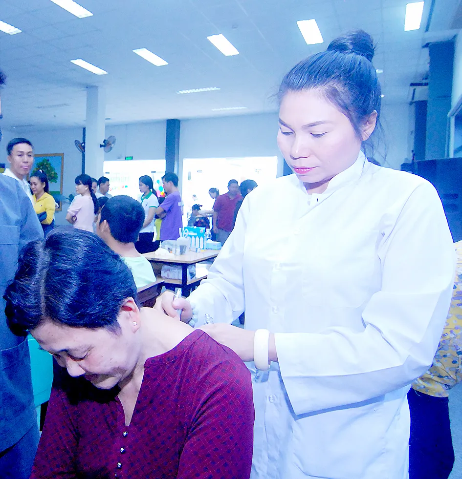 Tận tụy chữa bệnh giúp người nghèo ảnh 1