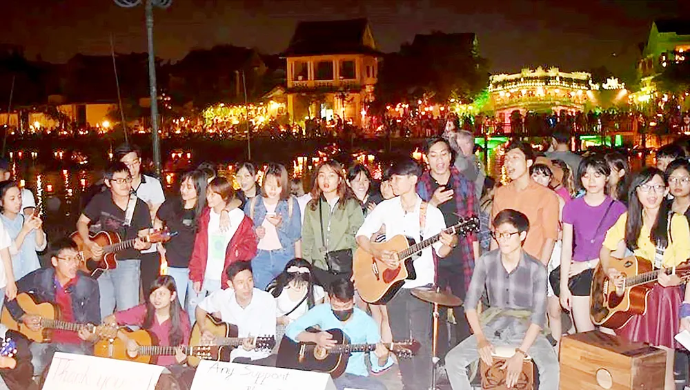 Biểu diễn du ca gây quỹ từ thiện ảnh 1