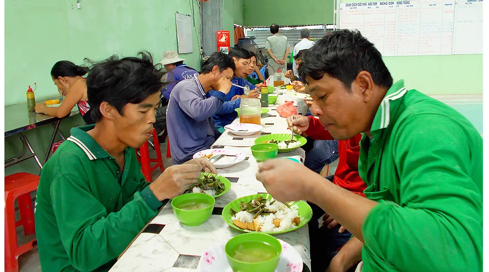 Lo cơm trưa giúp người nghèo vùng biên ảnh 1