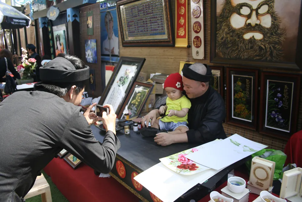 Phố ông Đồ Mậu Tuất rộn ràng ngày cận Tết ảnh 8