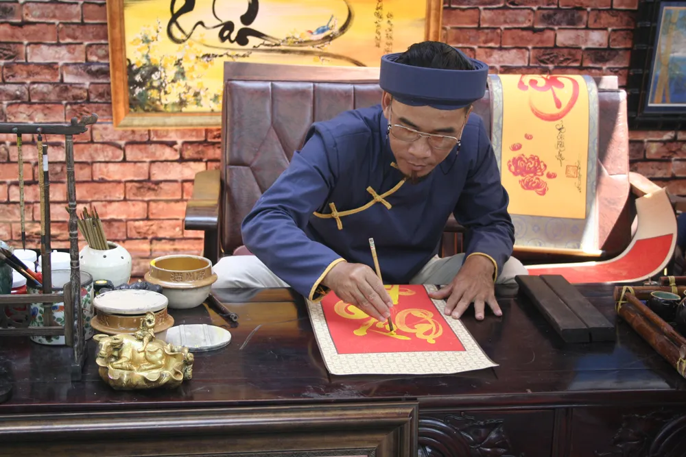 Phố ông Đồ Mậu Tuất rộn ràng ngày cận Tết ảnh 3