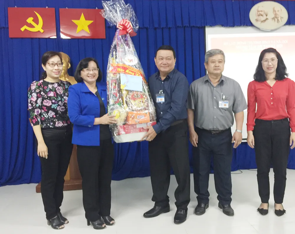 Đồng chí Thân Thị Thư chúc tết các đơn vị không có tết ảnh 1