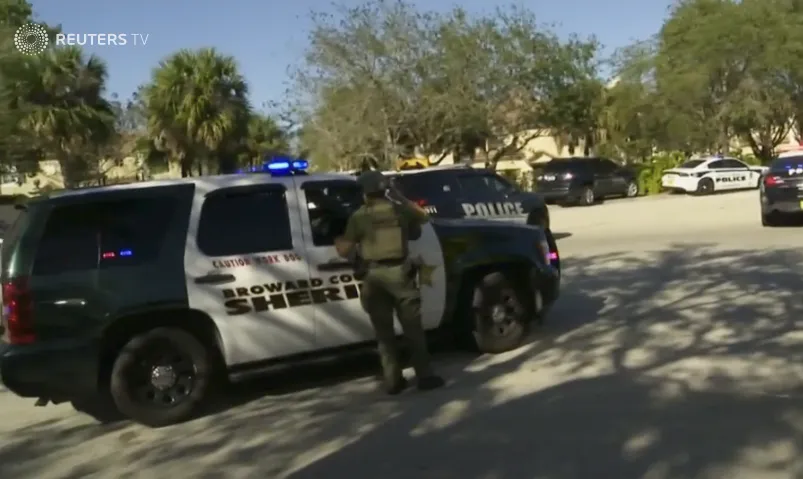 Xả súng đẫm máu tại trường học ở Mỹ, ít nhất 17 người thiệt mạng ảnh 7