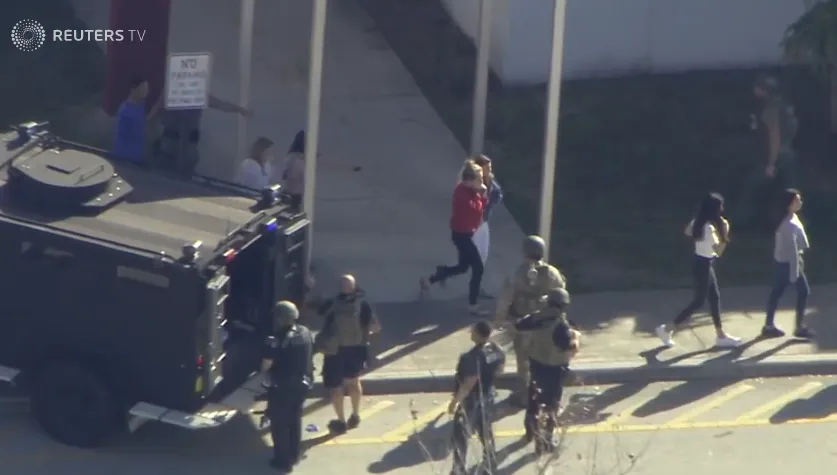 Xả súng đẫm máu tại trường học ở Mỹ, ít nhất 17 người thiệt mạng ảnh 3