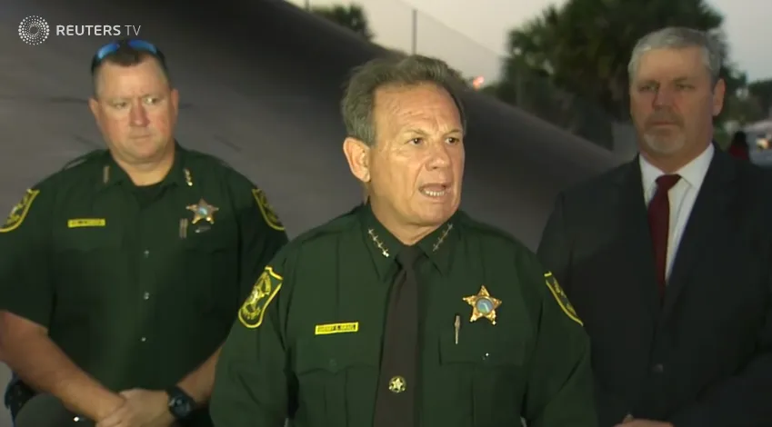 Xả súng đẫm máu tại trường học ở Mỹ, ít nhất 17 người thiệt mạng ảnh 6