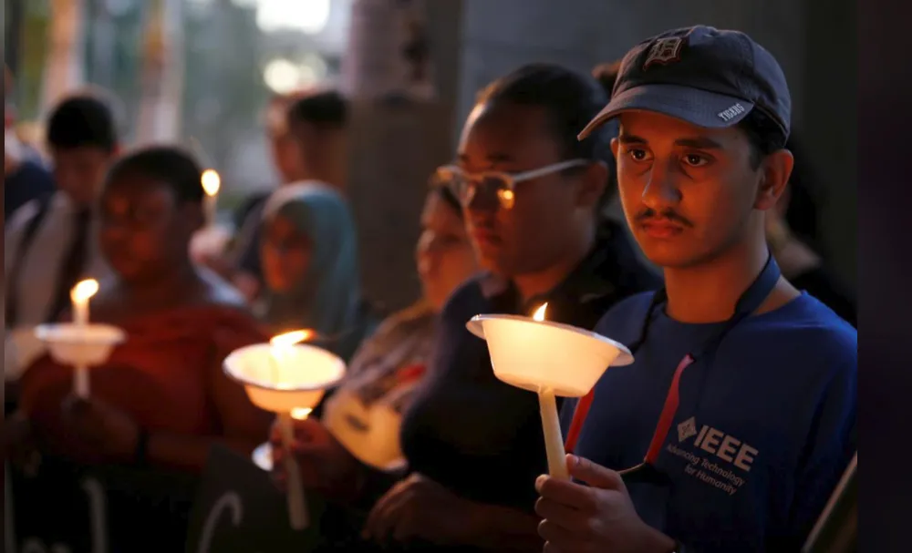 Thống đốc Florida hối thúc Giám đốc FBI từ chức sau vụ xả súng trường học ảnh 3