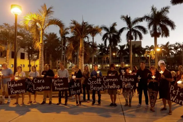 Thống đốc Florida hối thúc Giám đốc FBI từ chức sau vụ xả súng trường học ảnh 1