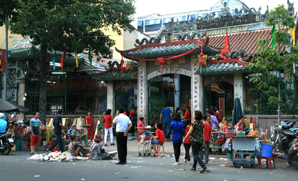 Viếng đền, chùa đầu năm: Vẫn còn những hình ảnh phản cảm ảnh 1